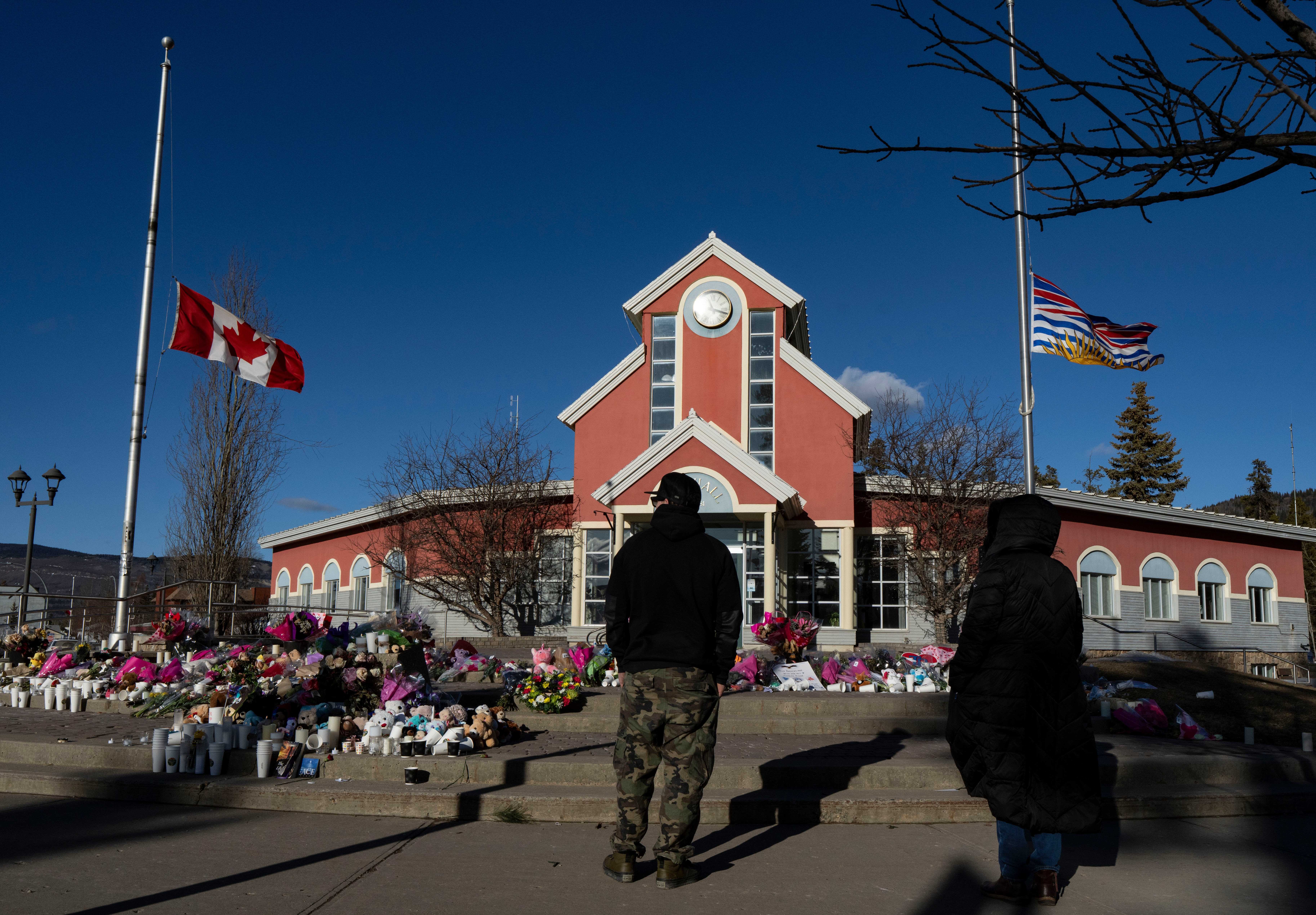 Jenna Lee leaving the hospital surrounded by family and friends after long recovery.